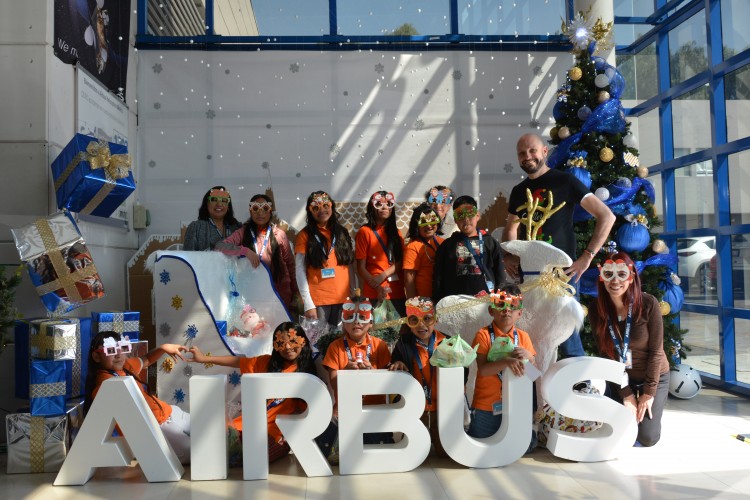 Niños de la Casa Hogar Margarita celebran una posada navideña en Airbus Helicopters México 